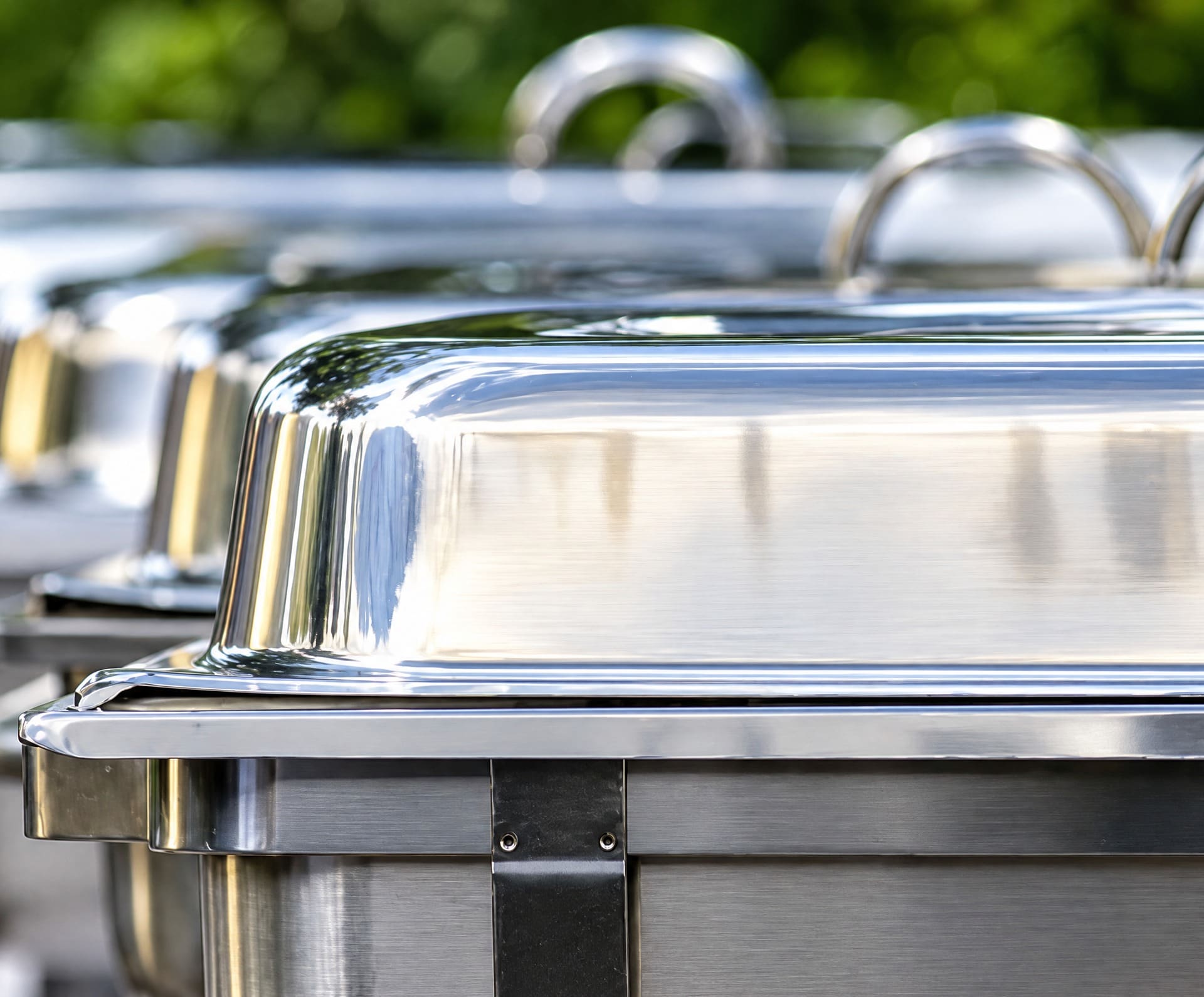 Chafing dishes op een rij, waarin de gerechten langer warm blijven.
